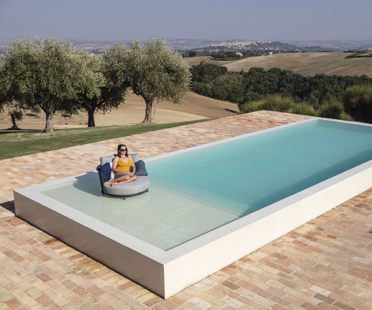 Lounge di alta qualità Baza Round Design di Todus in piscina su una struttura impermeabile