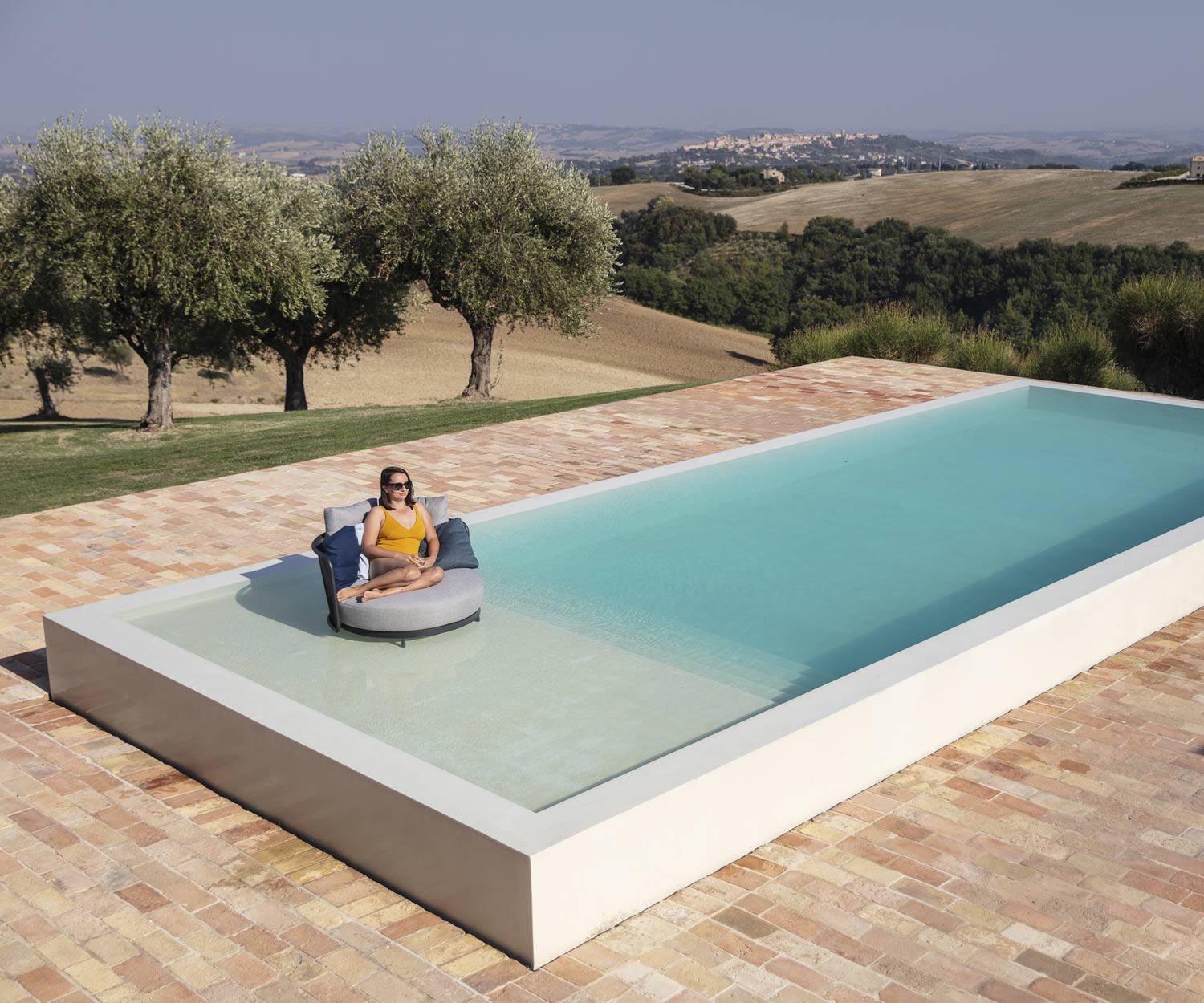 Lounge di alta qualità Baza Round Design di Todus in piscina su una struttura impermeabile Lounge di alta qualità Baza Round Design di Todus in piscina su una struttura impermeabile