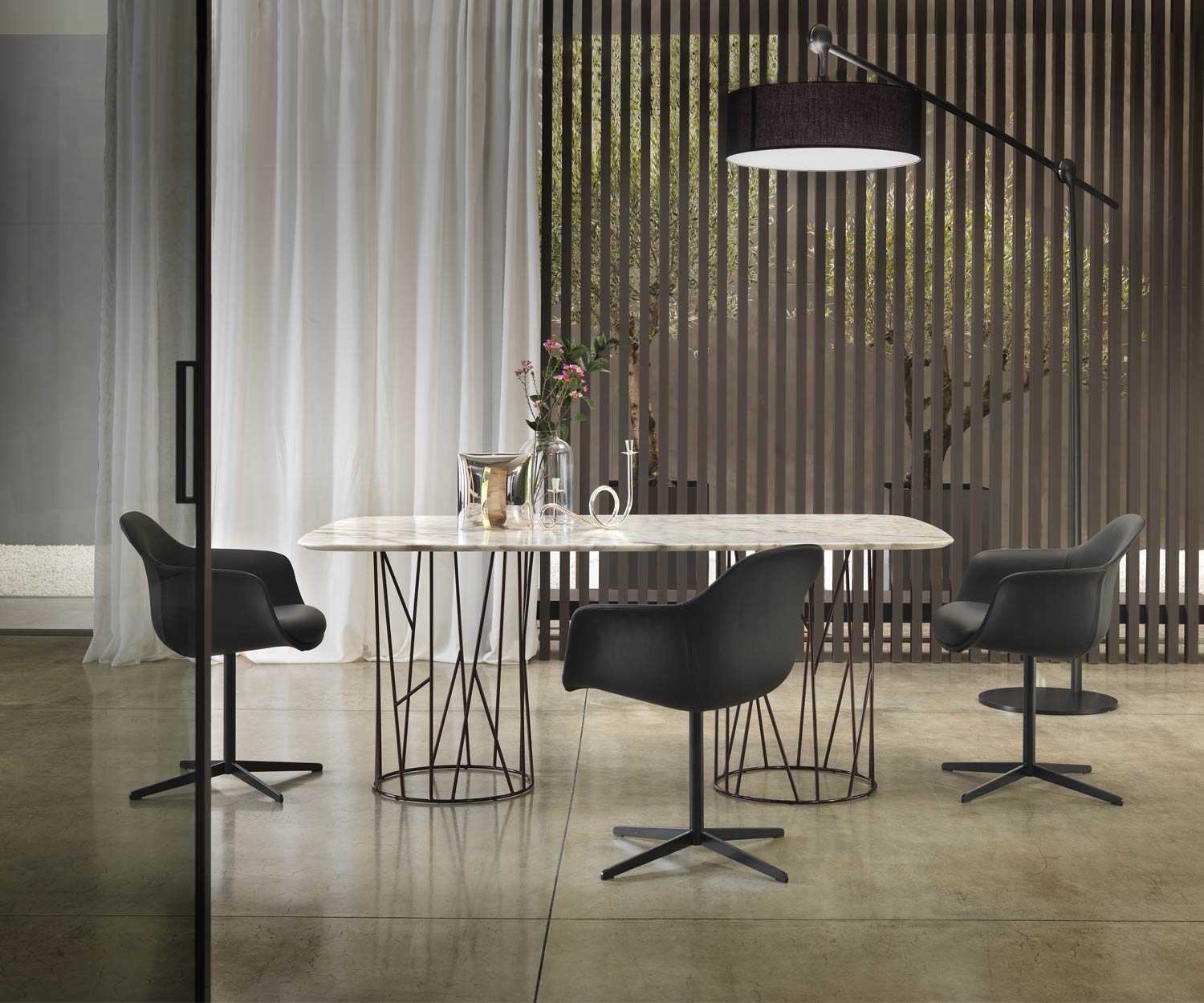 Tavolo da pranzo in marmo di design esclusivo nella sala da pranzo con sedie