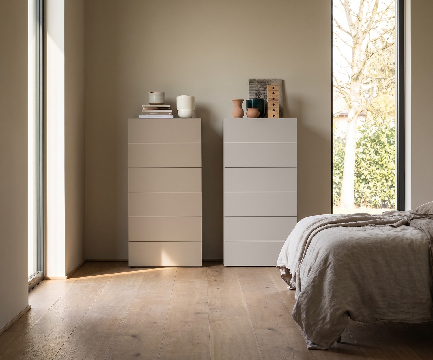 Cassettiera alta Easy Novamobili con 6 cassetti Cassettiera alta Easy per camera da letto con 6 cassetti. Settimanale moderno di design senza maniglie in beige e grigio.