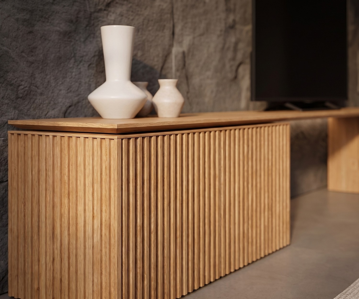 Credenza Punt Velasca come moderno mobile TV in legno nero in un soggiorno minimalista.