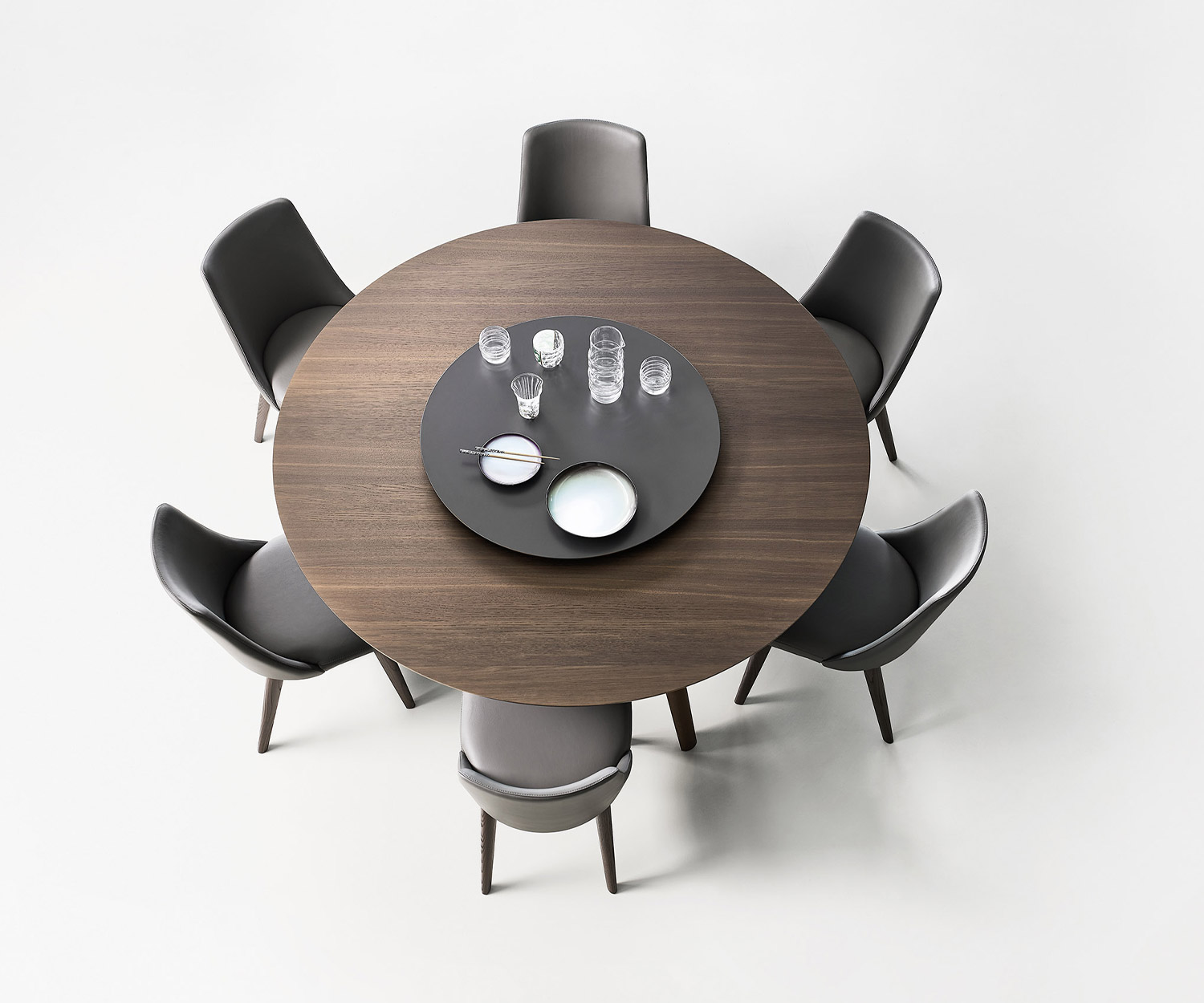Vista dall'alto del tavolo da pranzo Convivio di Livitalia con piano girevole laccato marrone e servizio da caffè Vista dall'alto del tavolo da pranzo Convivio di Livitalia con piano girevole laccato marrone e servizio da caffè
