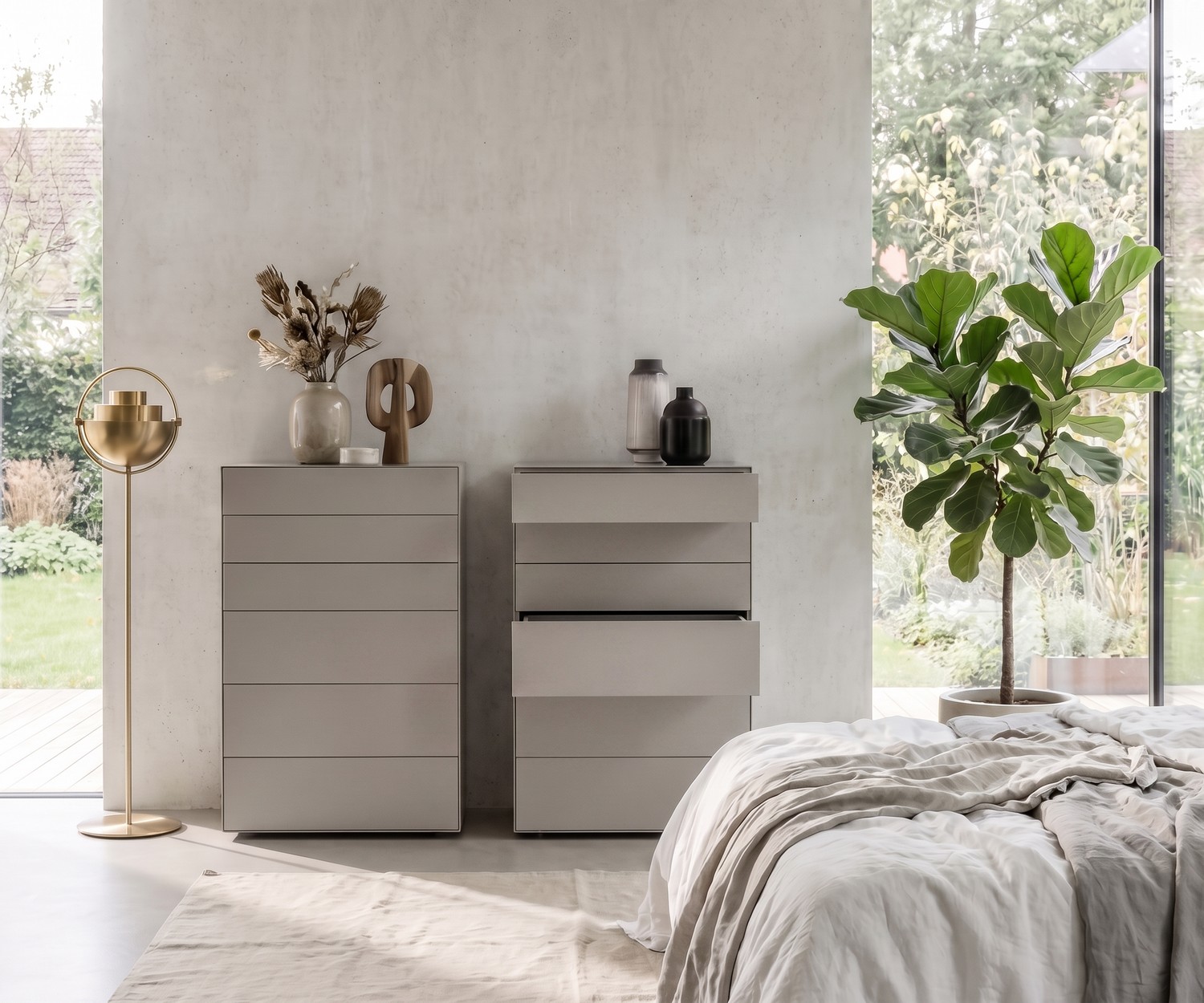 Settimanale Livitalia Ecletto per camera da letto in grigio chiaro, cassettiera alta di design senza maniglie.