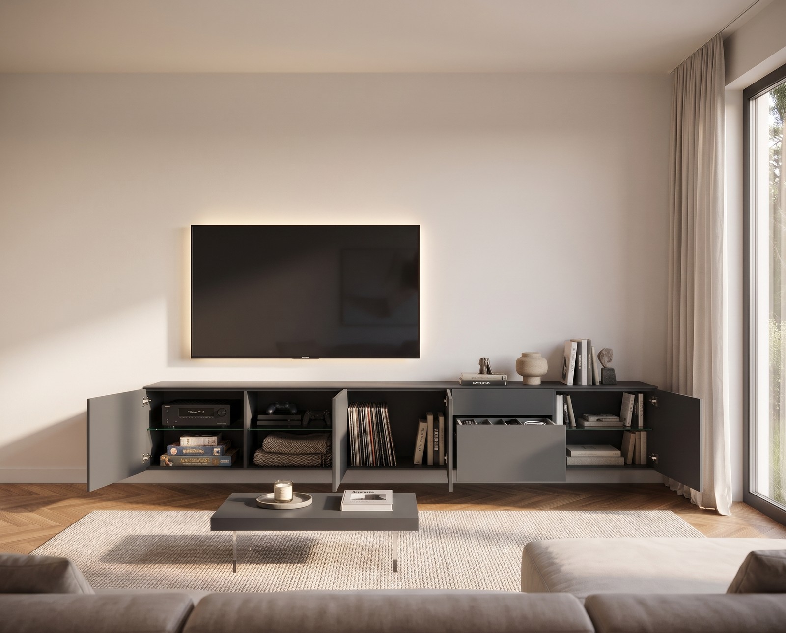TV-Sideboard Spaziora B 300 cm mit geöffneten Türen und Schublade: viel Stauraum mit Glasböden