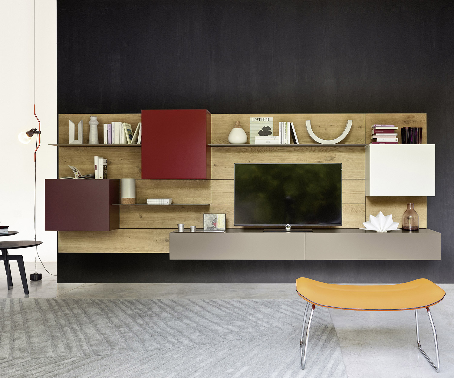 Esclusivo mobile a parete C37 di Livitalia Design con mobile TV design in laccato grigio opaco