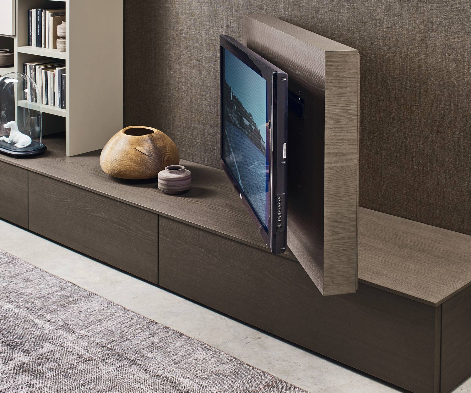 Esclusivo design Livitalia Vision con pannello TV orientabile a 90°.