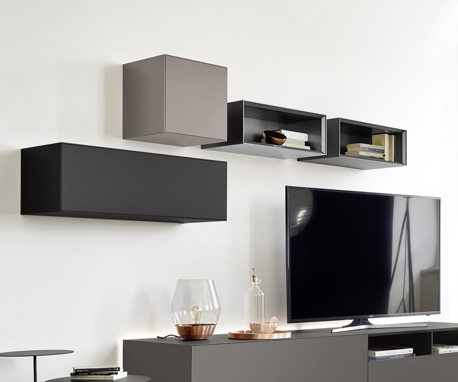 Alta qualità Livitalia Parete attrezzata Minimal chiusa e aperta sopra il soggiorno design lowboard Alta qualità Livitalia Parete attrezzata Minimal chiusa e aperta sopra il soggiorno design lowboard