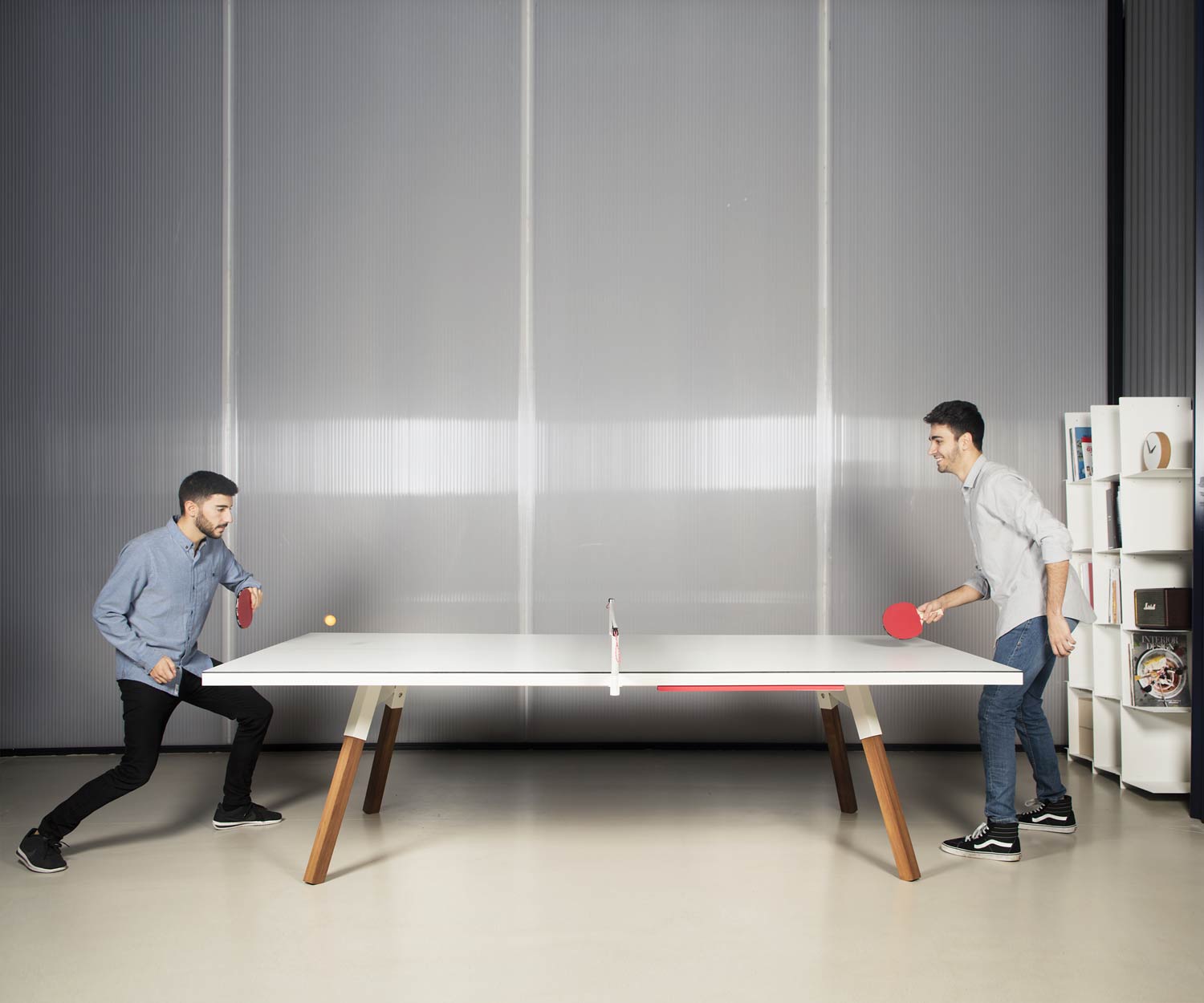 Tavolo da ping pong di design moderno Tavolo da ping pong di design moderno