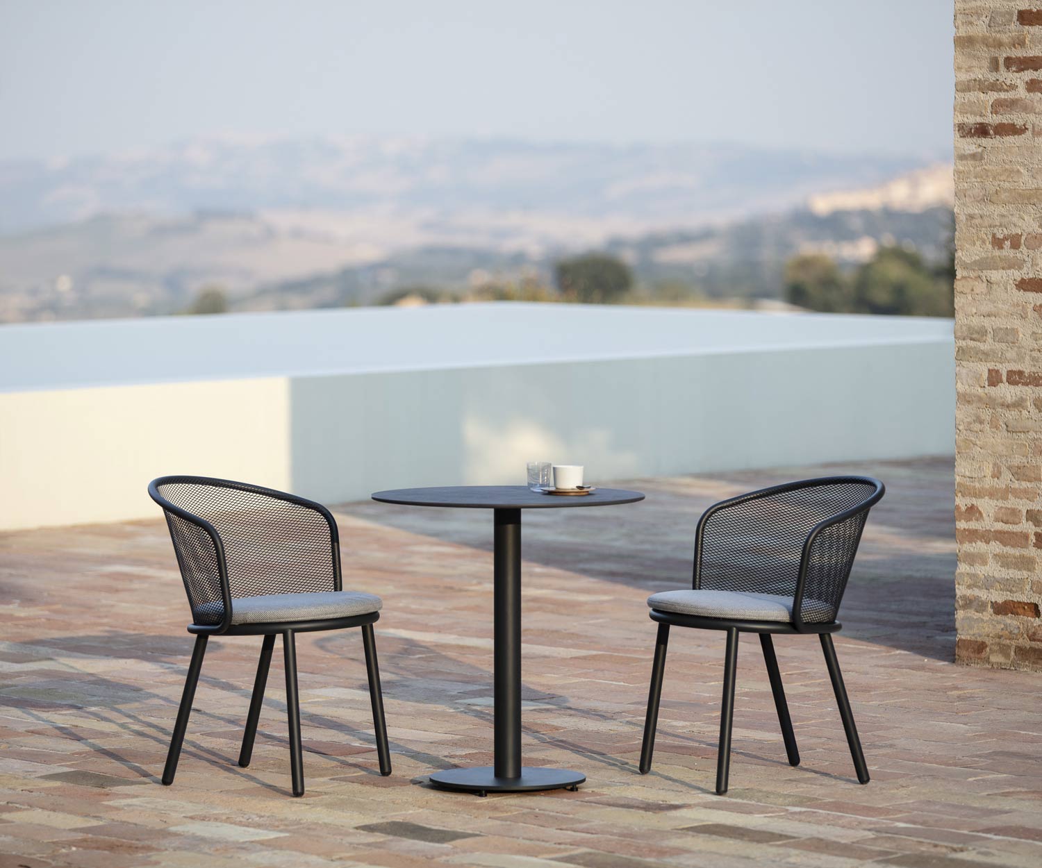 Sedia da giardino di design Todus Baza di alta qualità con tavolino in terrazza Sedia da giardino di design Todus Baza di alta qualità con tavolino in terrazza