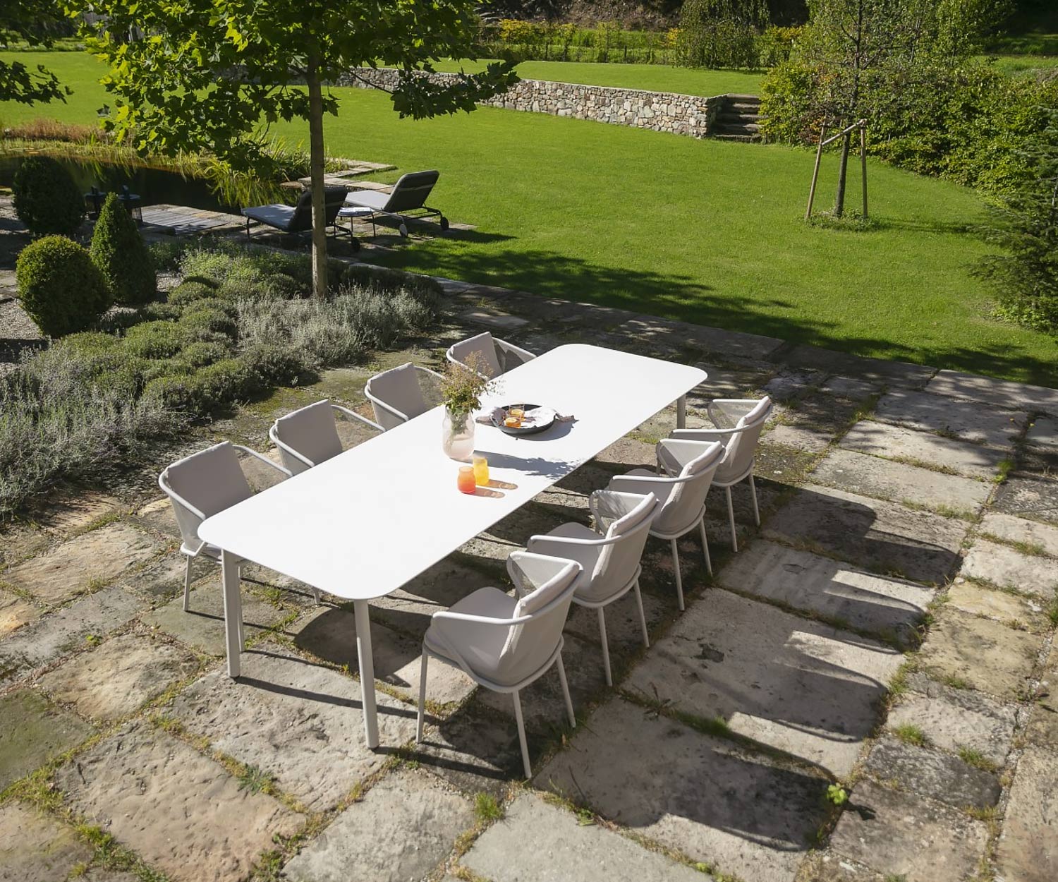 Tavolo da giardino lungo di design in bianco
