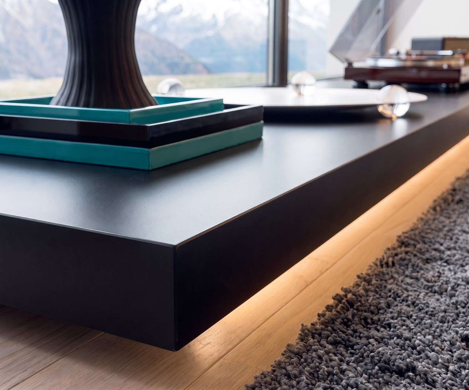 Pedana TV nera Livitalia Easy con LED integrato per il soggiorno, design moderno con finitura opaca.