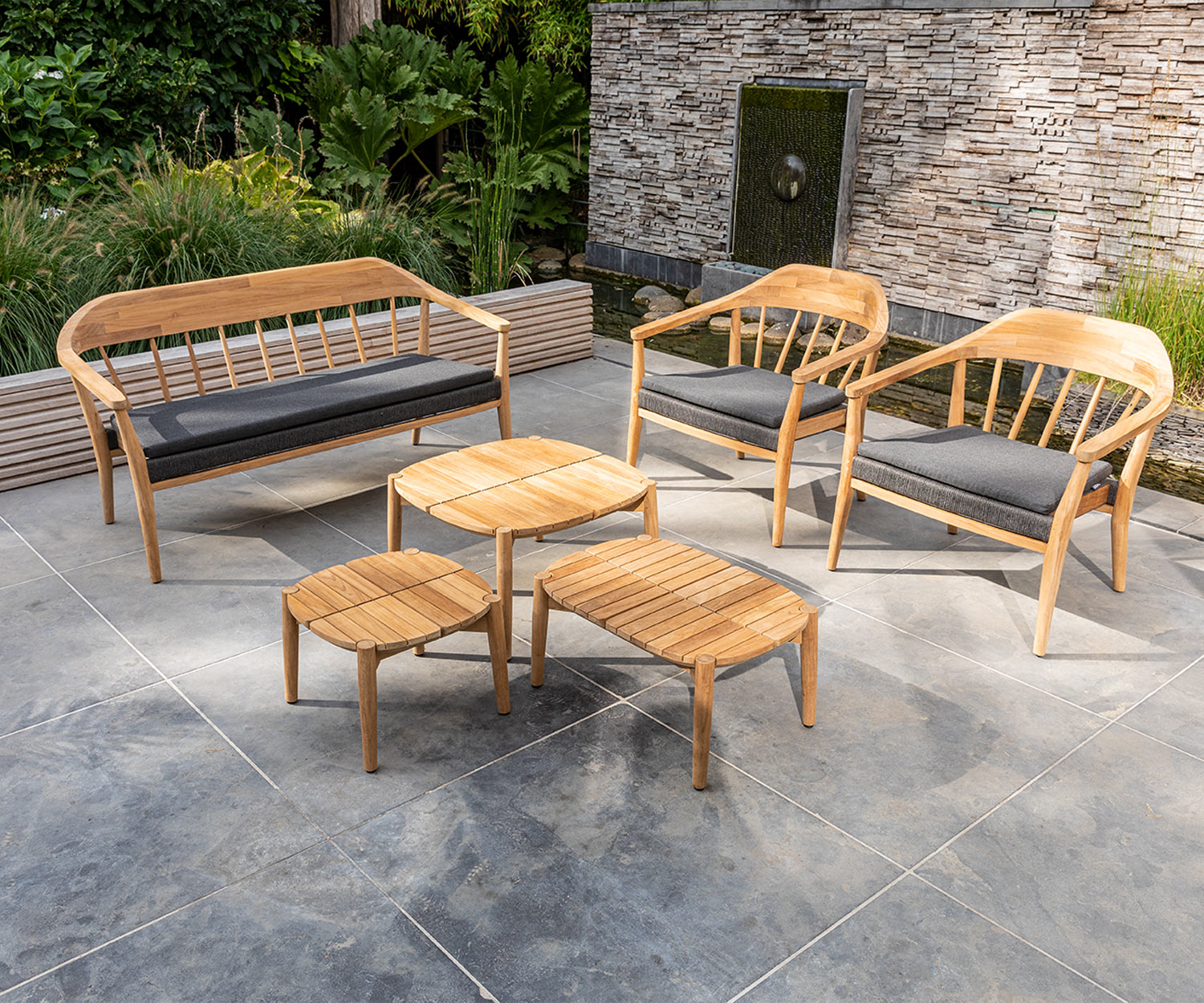 Resistente alle intemperie Oasiq Design Divano da giardino a 2 posti Copenaghen su terrazzo con tavolino