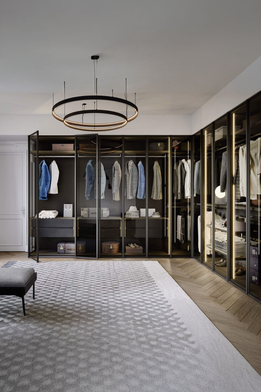 armadio-angolare-spazioso-con-design-trasparente-in-una-grande-cabina-armadio