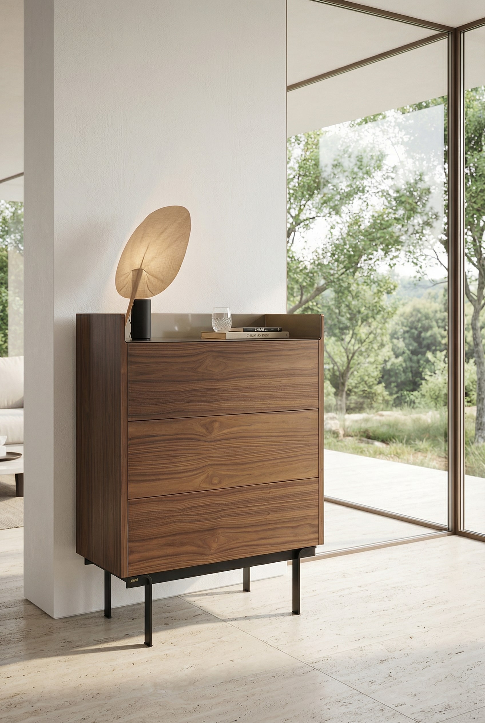 Elegante cassettiera alta con calda struttura in legno su piedi sottili in un luminoso e moderno soggiorno