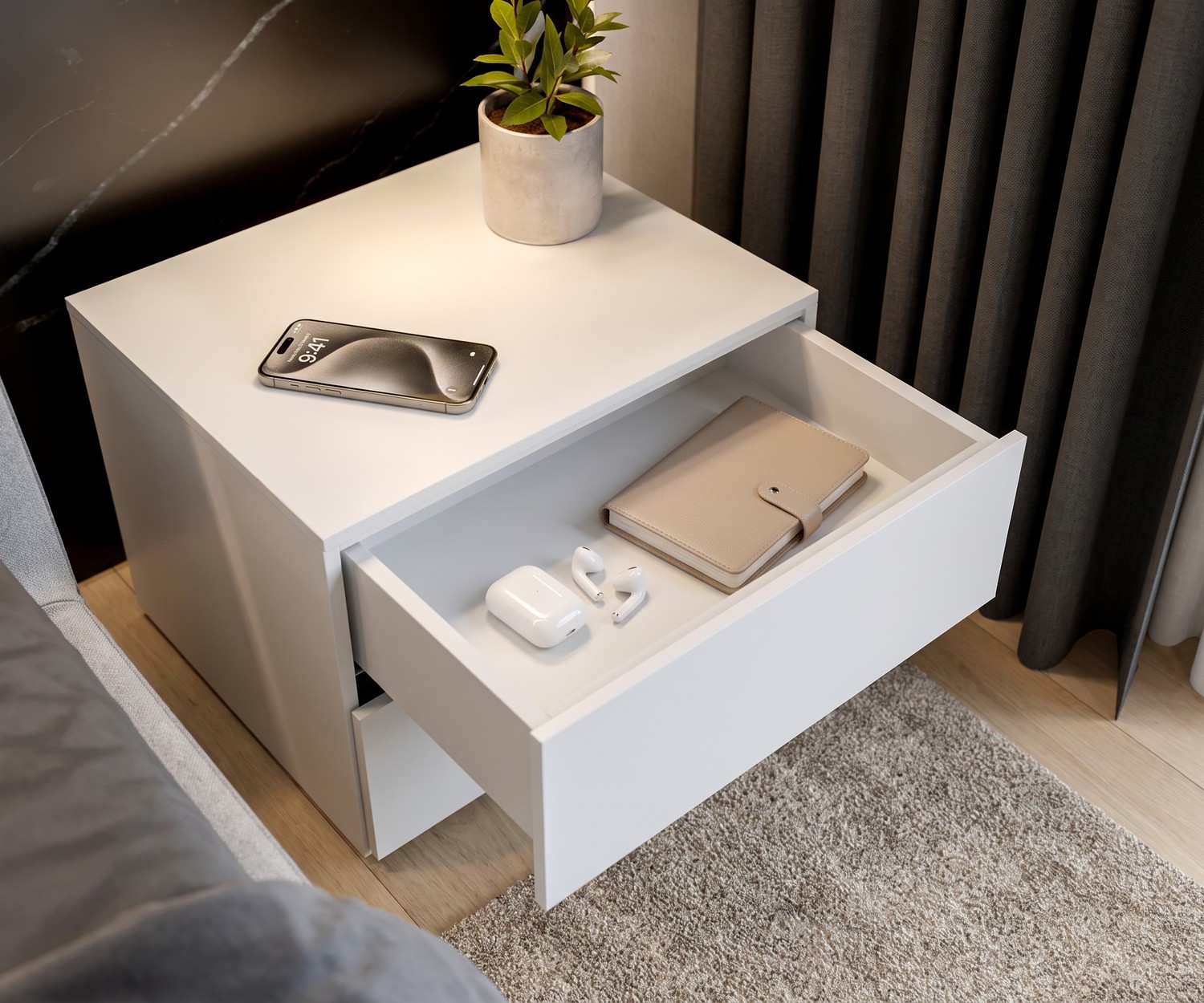 Comodino Novamobili Easy a 2 cassetti Comodino Novamobili Easy a 2 cassetti in una camera moderna, comodino di design bianco con cassetto aperto.