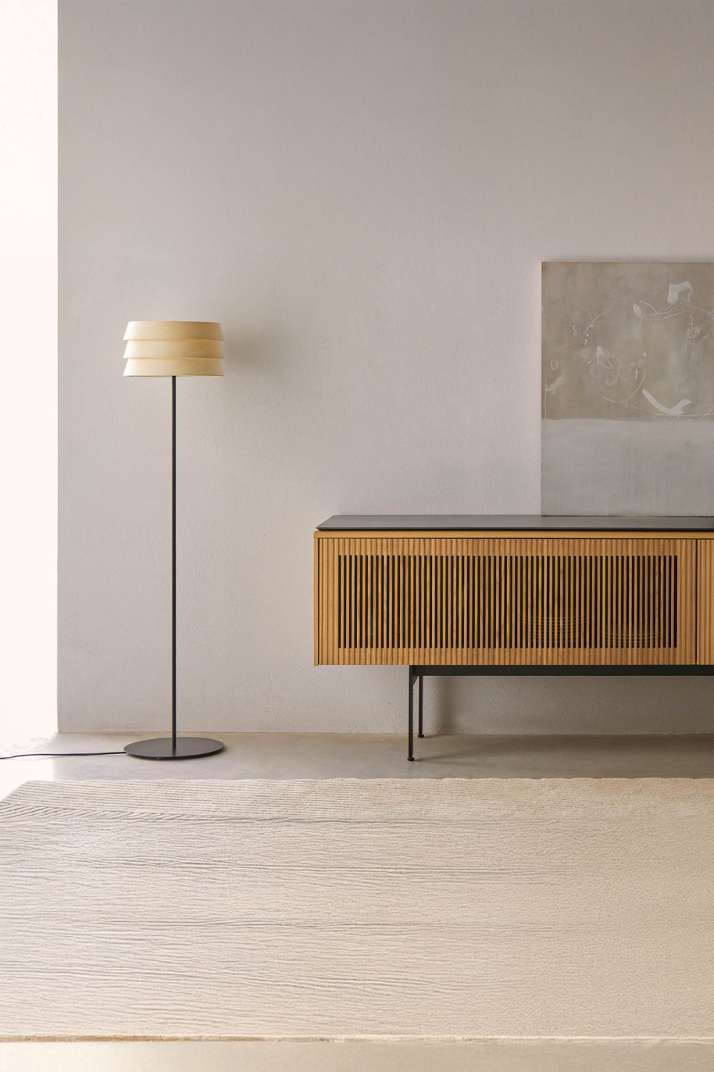 lampada-da-terra-e-credenza-in-legno-e-metallo-dal-design-filigranato