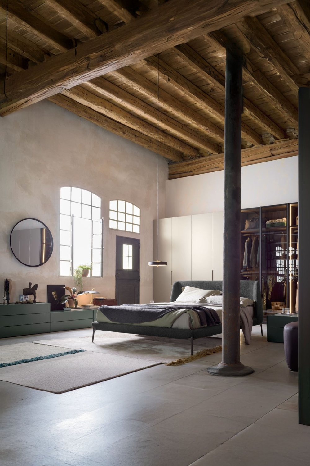 arredamento camera da letto moderno e minimalista in un grezzo stile industriale con colonne metalliche e travi in legno
