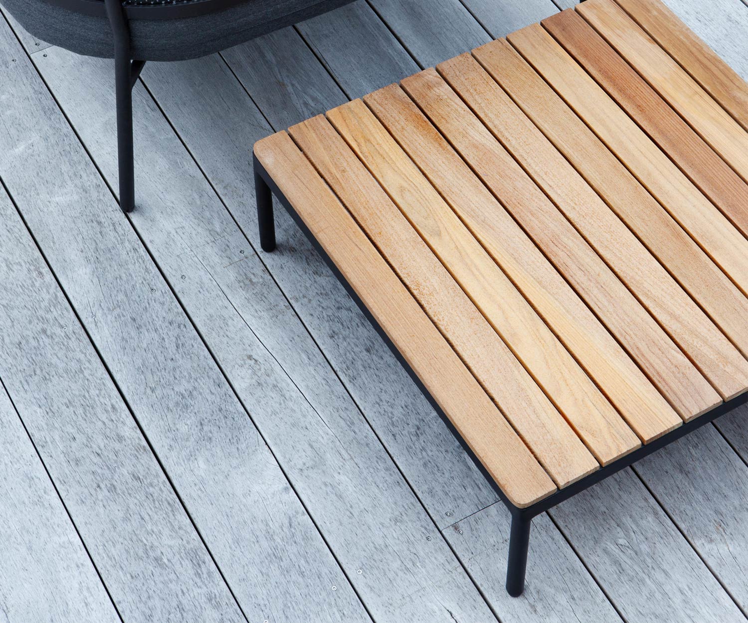 Dettaglio del piano del tavolo in teak Oasiq Tavolino Riad Dettaglio del piano del tavolo in teak Oasiq Tavolino Riad