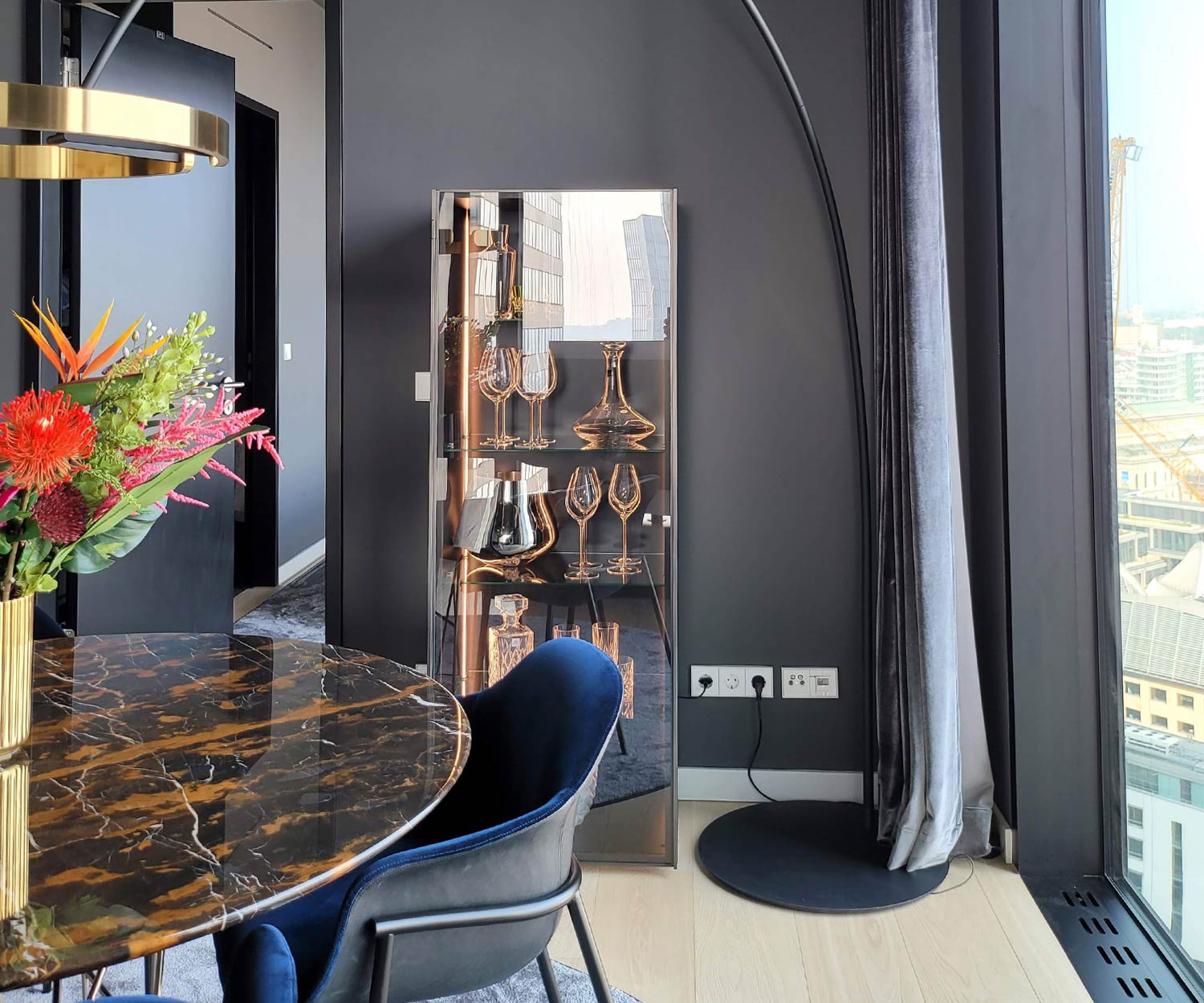 Mobile moderno in vetro con luce Mobile moderno in vetro con luce