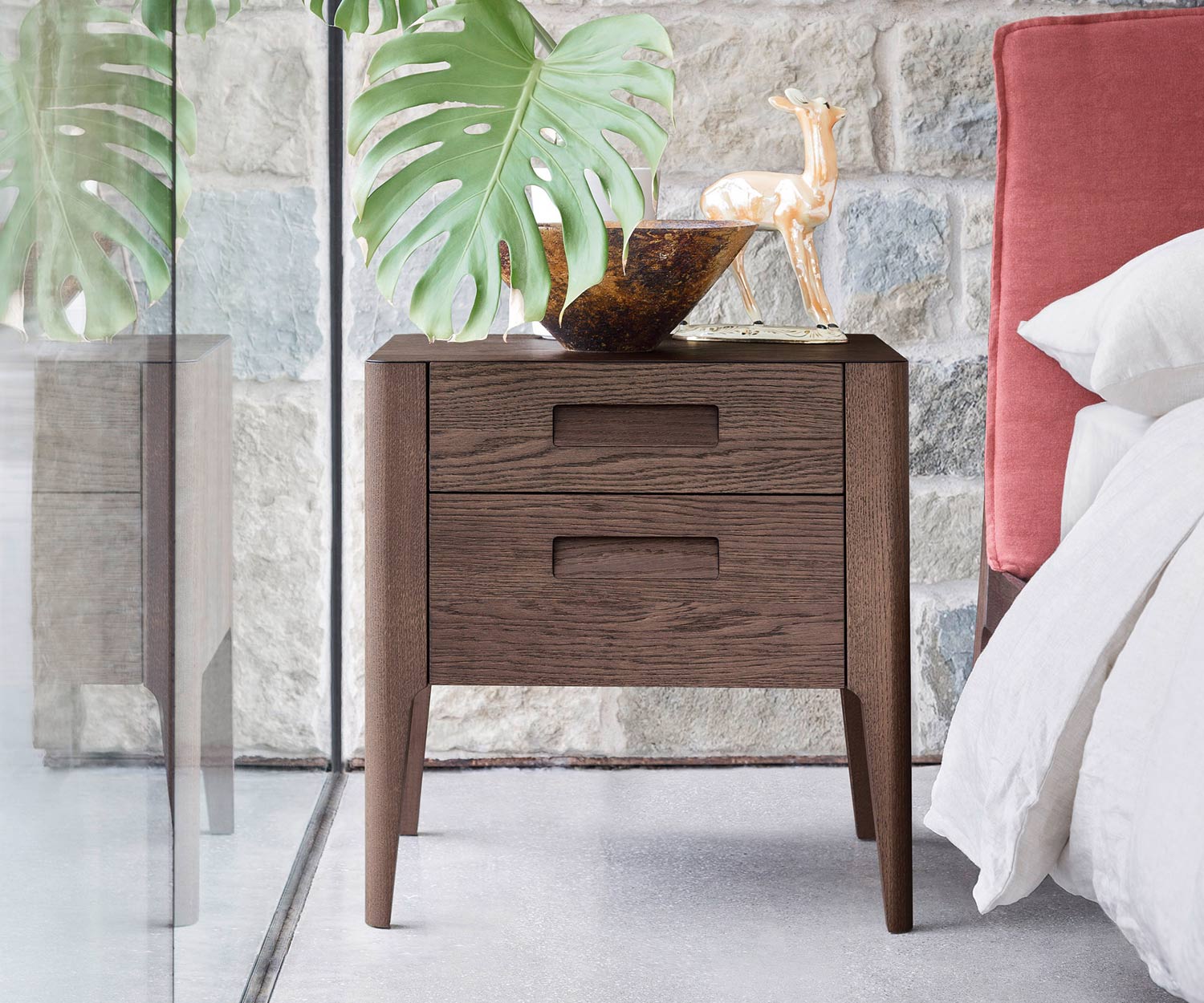 Comodino di design di alta qualità Giotto di Novamobili con 2 cassetti in rovere Miele Comodino di design di alta qualità Giotto di Novamobili con 2 cassetti in rovere Miele