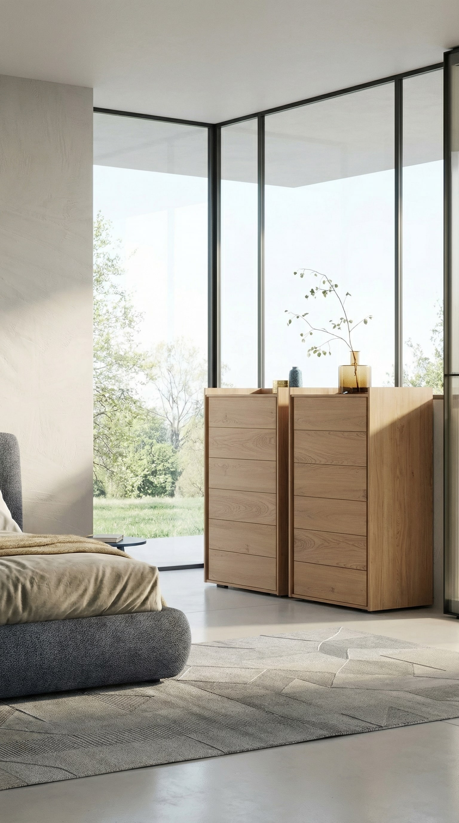 Cassettiera alta chiara in legno di quercia in una camera da letto arredata in stile moderno