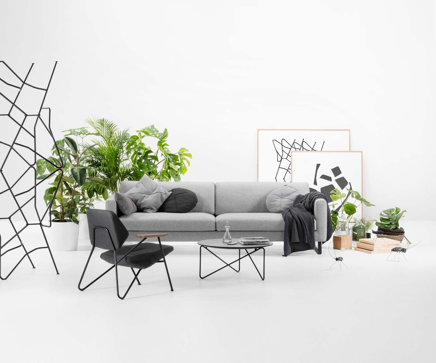 Prostoria Poltrona poligonale di fronte a un divano con tavolino da caffè Prostoria Poltrona poligonale di fronte a un divano con tavolino da caffè