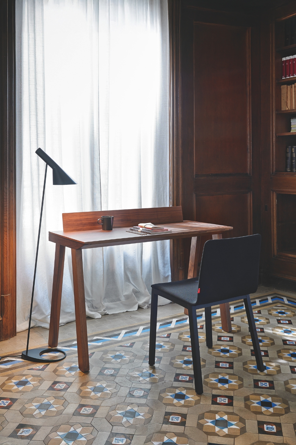 postazione-di-lavoro-con-elegante-segretario-in-legno-sedia-semplice-e-lampada-da-terra-moderna