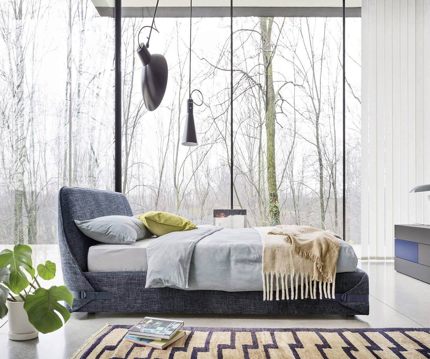 Esclusivo nastro letto Novamobili Design nella camera da letto con finestra frontale Esclusivo nastro letto Novamobili Design nella camera da letto con finestra frontale