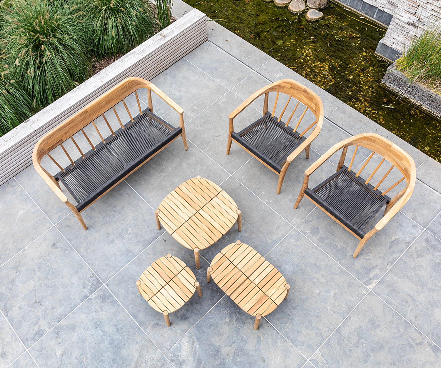 Esclusiva poltrona da giardino di design Oasiq Copenhagen con tavolo e divano in terrazza