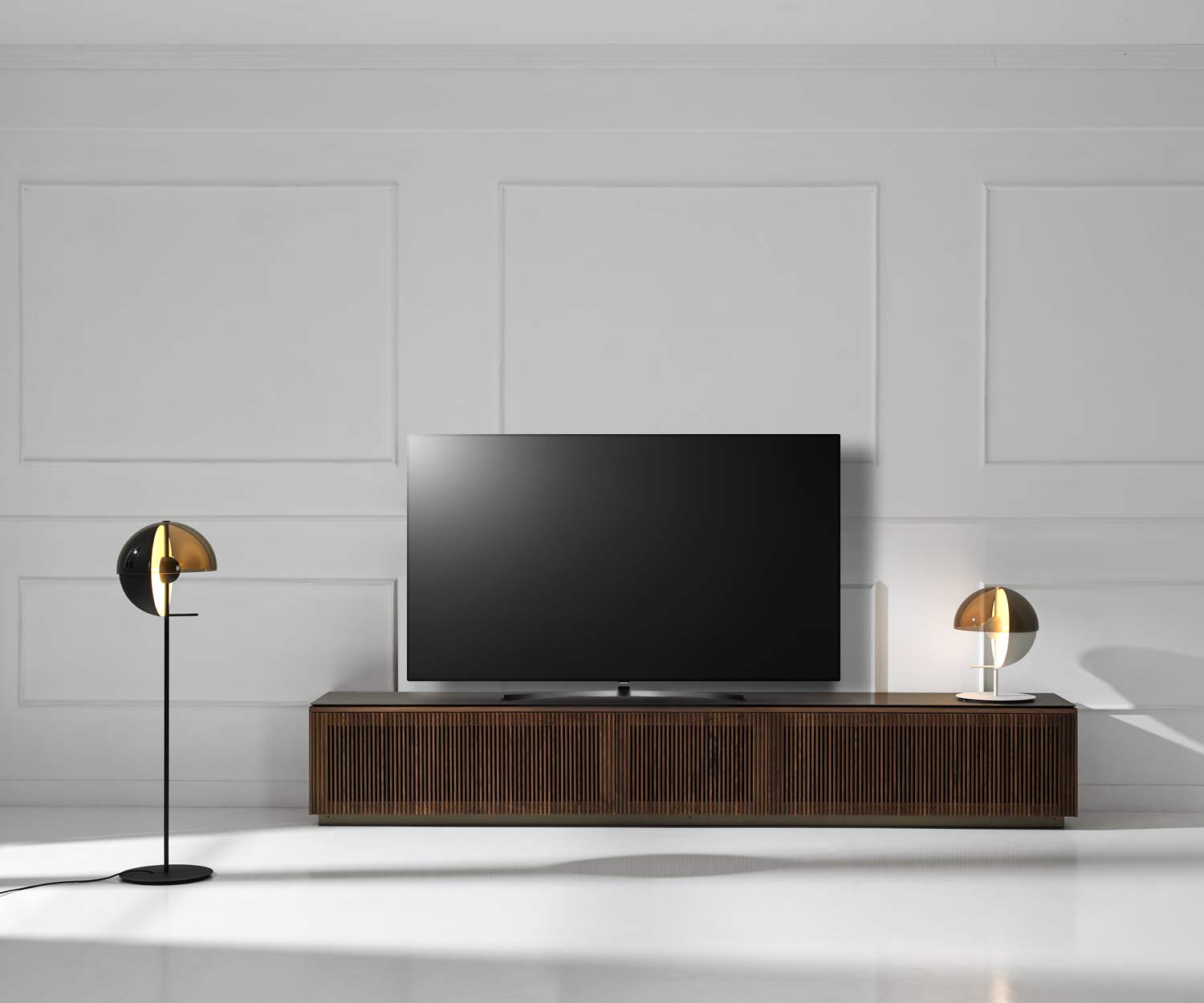 Punt Malmö Design Tavola bassa di design con TV rifinita con impiallacciatura in noce Punt Malmö Design Tavola bassa di design con TV rifinita con impiallacciatura in noce