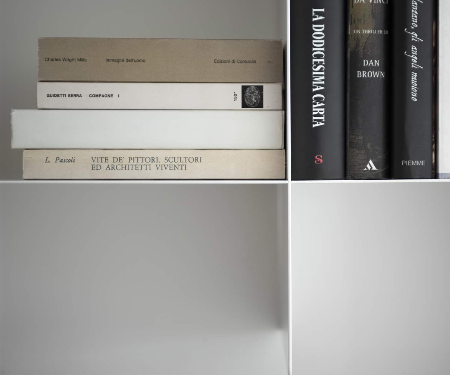 MEME Designa libreria Innesto per la parete in metallo sottile e slanciato