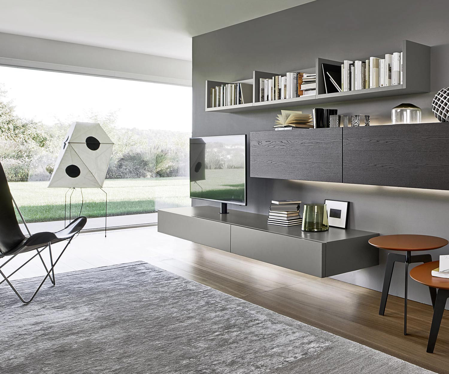 Sospensione di alta qualità Livitalia Design Vesa design lowboard con supporto TV VESA in grigio scuro opaco