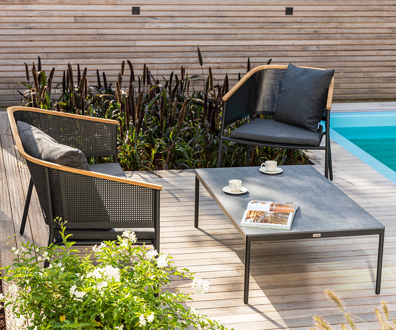 Poltrona di alta qualità Oasiq Riad per il giardino con tavolino a bordo piscina Poltrona di alta qualità Oasiq Riad per il giardino con tavolino a bordo piscina