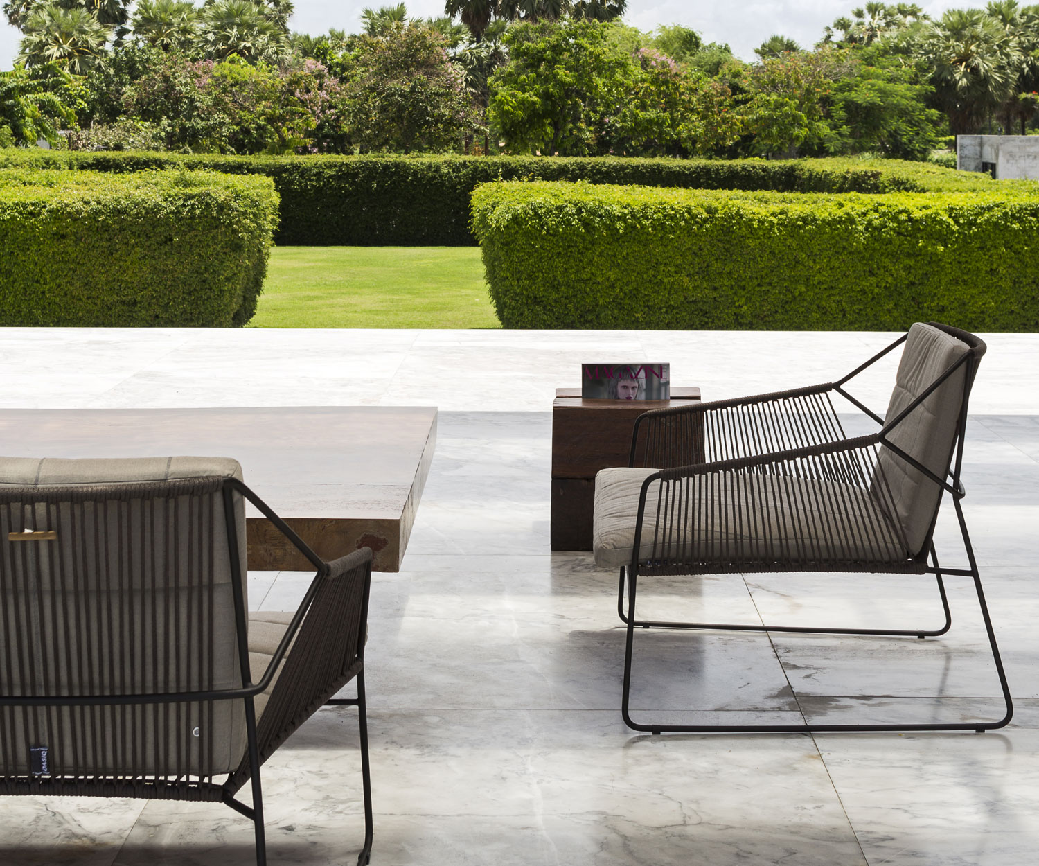 Oasiq Poltrona di design Sandur Schnur sulla terrazza del giardino in grigio scuro antracite Oasiq Poltrona di design Sandur Schnur sulla terrazza del giardino in grigio scuro antracite