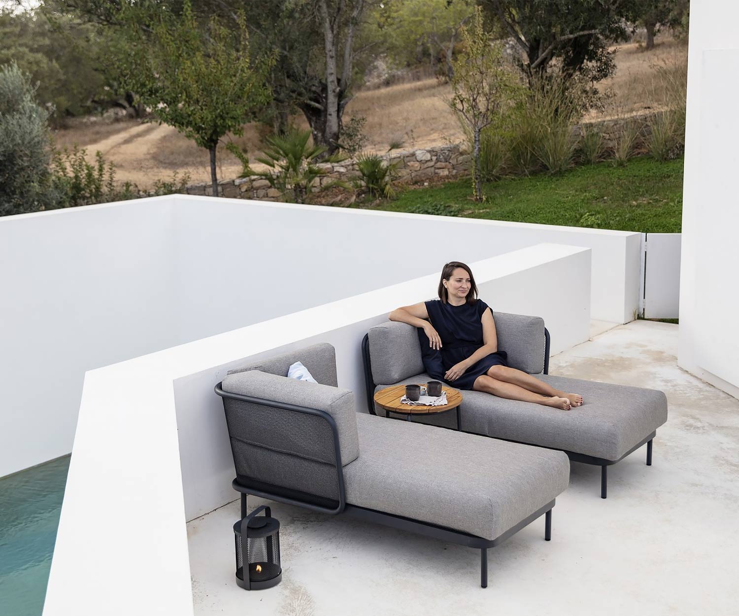 Esclusivo divano da giardino di design Todus Baza sulla terrazza
