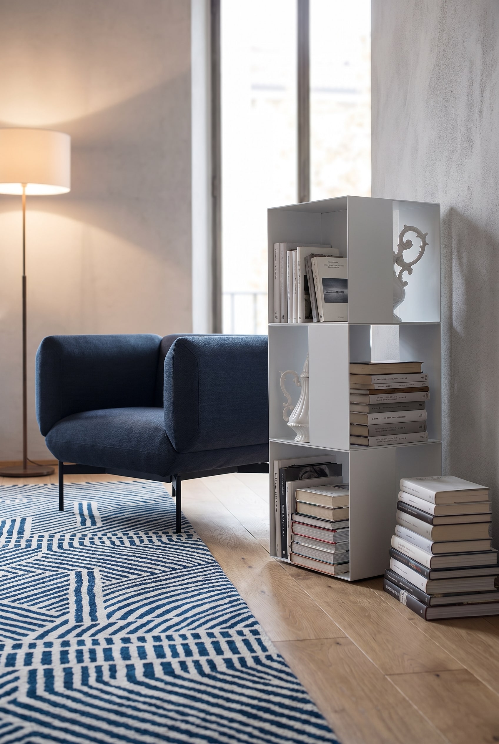 Moderne Leseecke mit Sessel und Regal Moderne Leseecke mit Sessel und Regal
