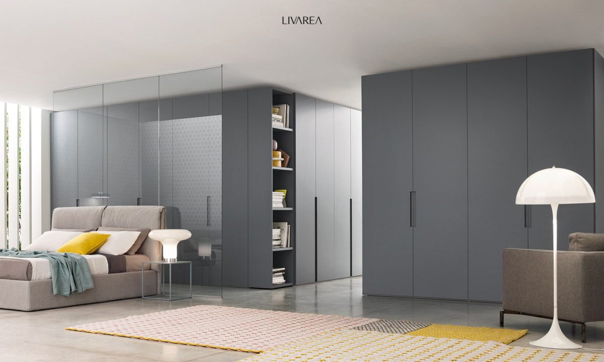 Grande armadio di design per la camera da letto con ante battenti laccate grigio scuro e scaffale aperto Grande armadio di design per la camera da letto con ante battenti laccate grigio scuro e scaffale aperto