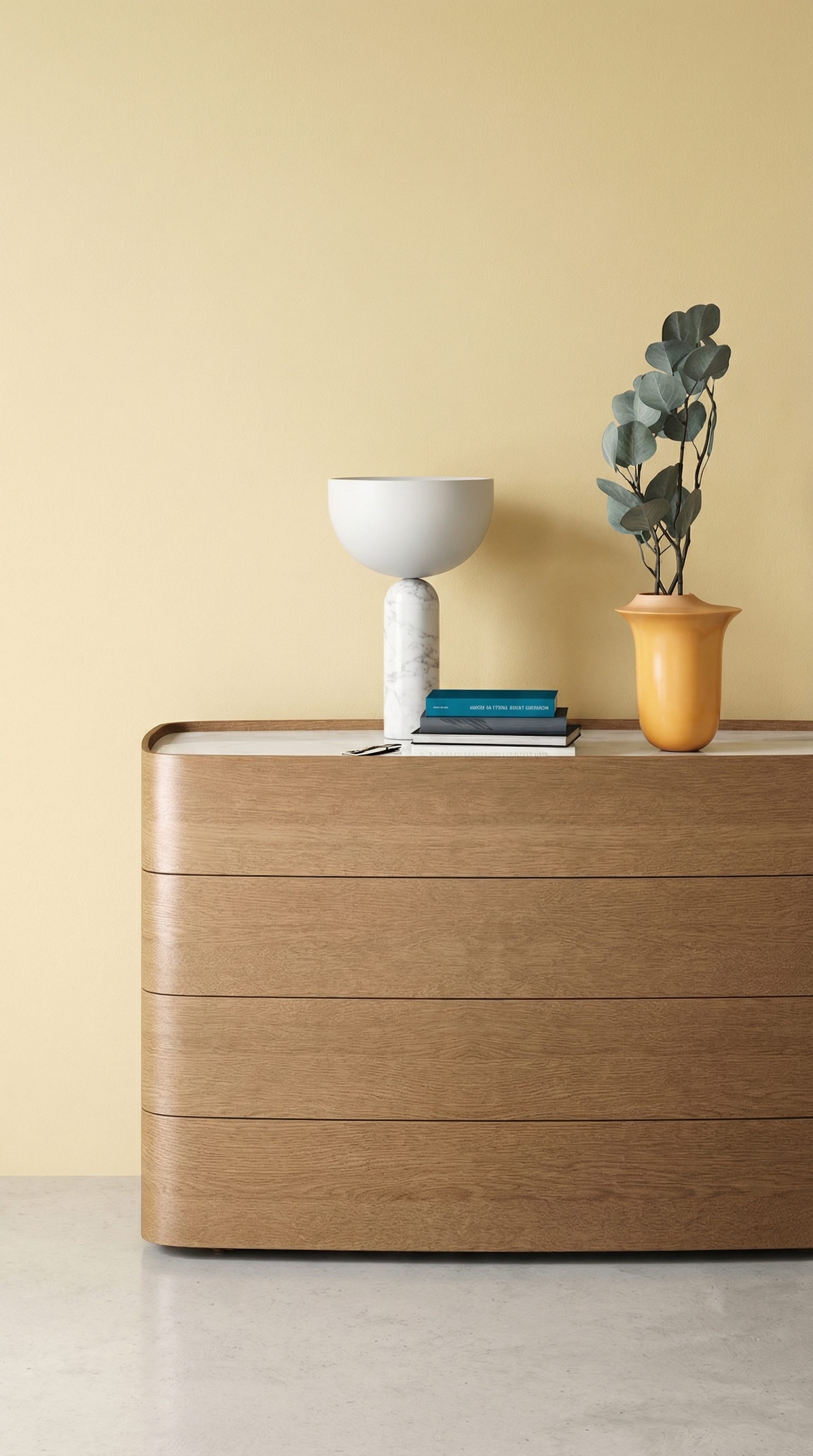 Cassettiera di design Novamobili Norman in rovere chiaro davanti a una parete in un caldo tono Cremèle Cassettiera di design Novamobili Norman in rovere chiaro davanti a una parete in un caldo tono Cremèle