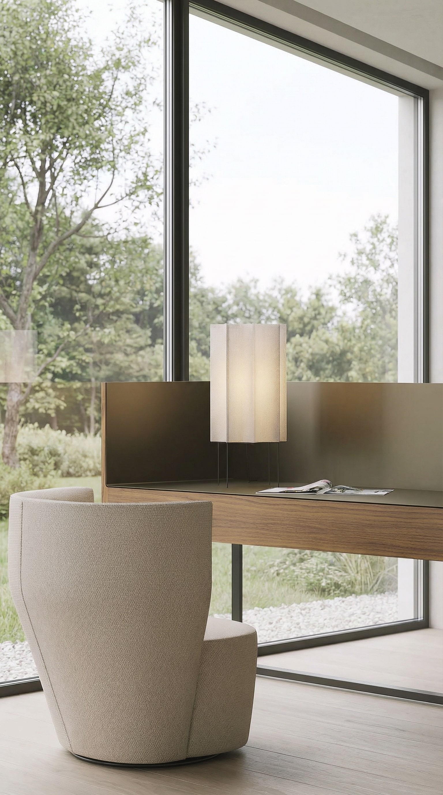 Lampada Punt Velasca su un'elegante scrivania nell'home office. Lampada Punt Velasca su un'elegante scrivania nell'home office.