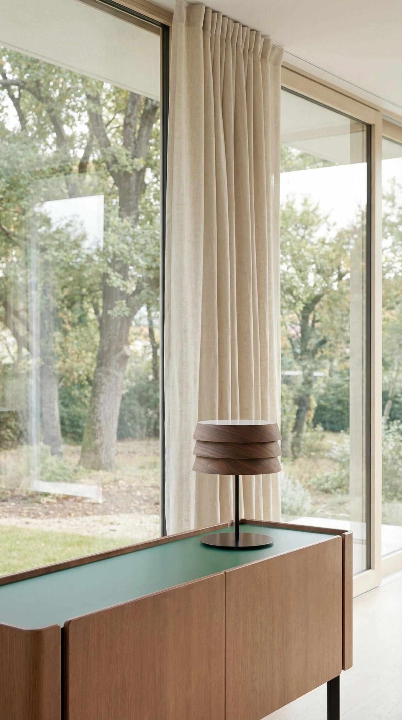 Lampada Punt Sussex con lamelle in legno su una credenza moderna.