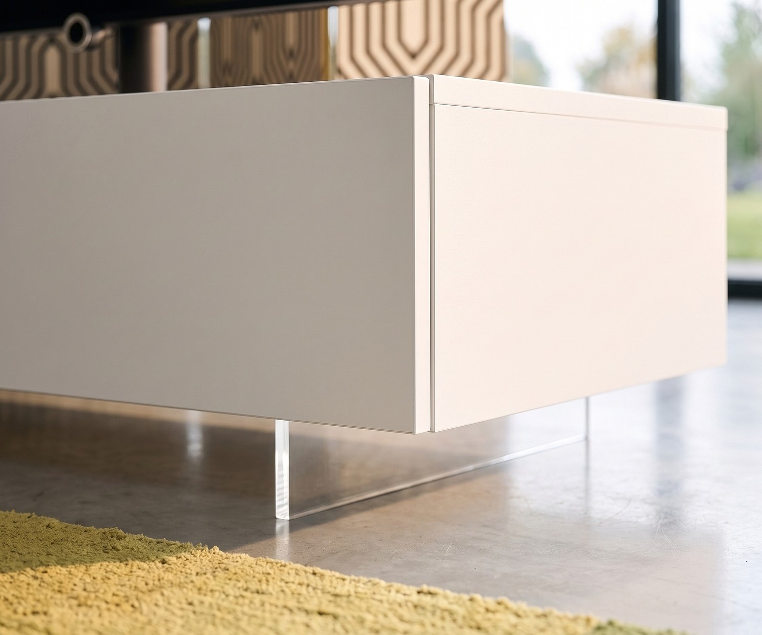 Zoccolo TV trasparente Livitalia sotto mobile basso bianco per effetto sospeso, soggiorno moderno, metacrilato.