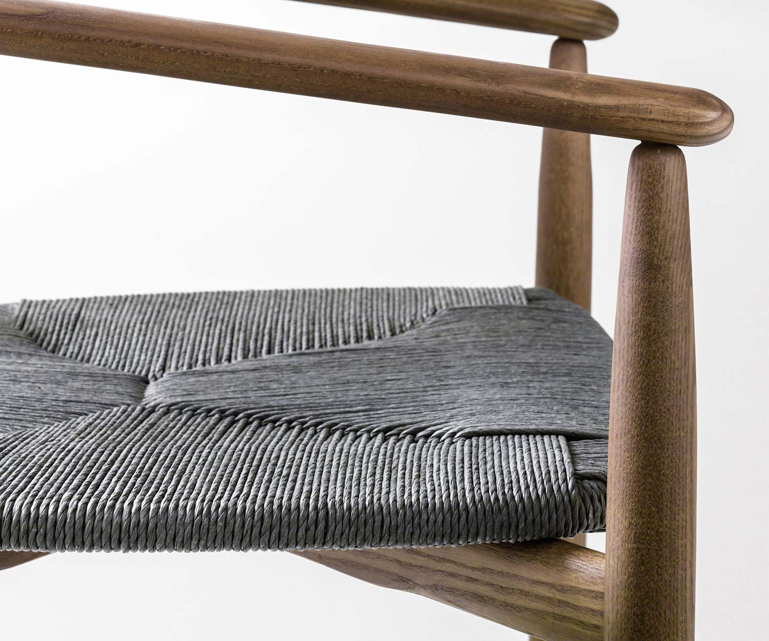 Novamobili Sedia in noce rosa Seduta in vimini paglia Dettaglio in grafite Novamobili Sedia in noce rosa Seduta in vimini paglia Dettaglio in grafite