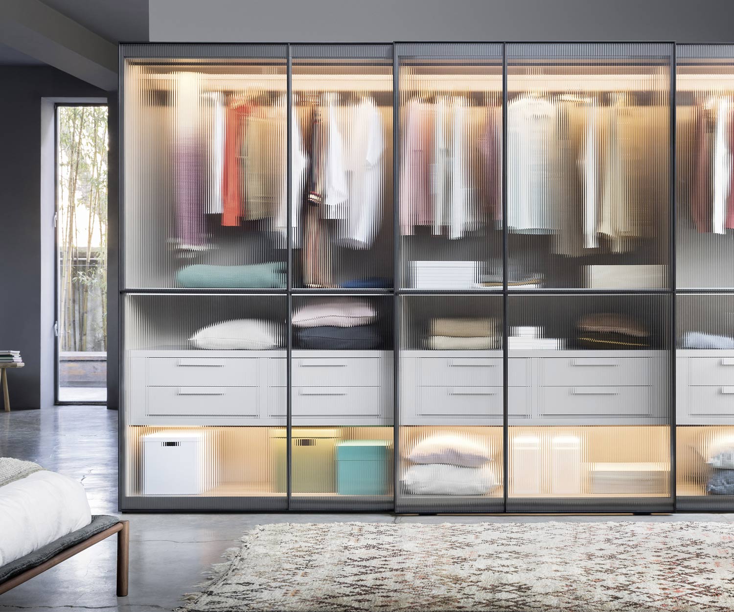 Armadio moderno di design Novamobili Ante scorrevoli in vetro a strati con illuminazione a LED Armadio moderno di design Novamobili Ante scorrevoli in vetro a strati con illuminazione a LED