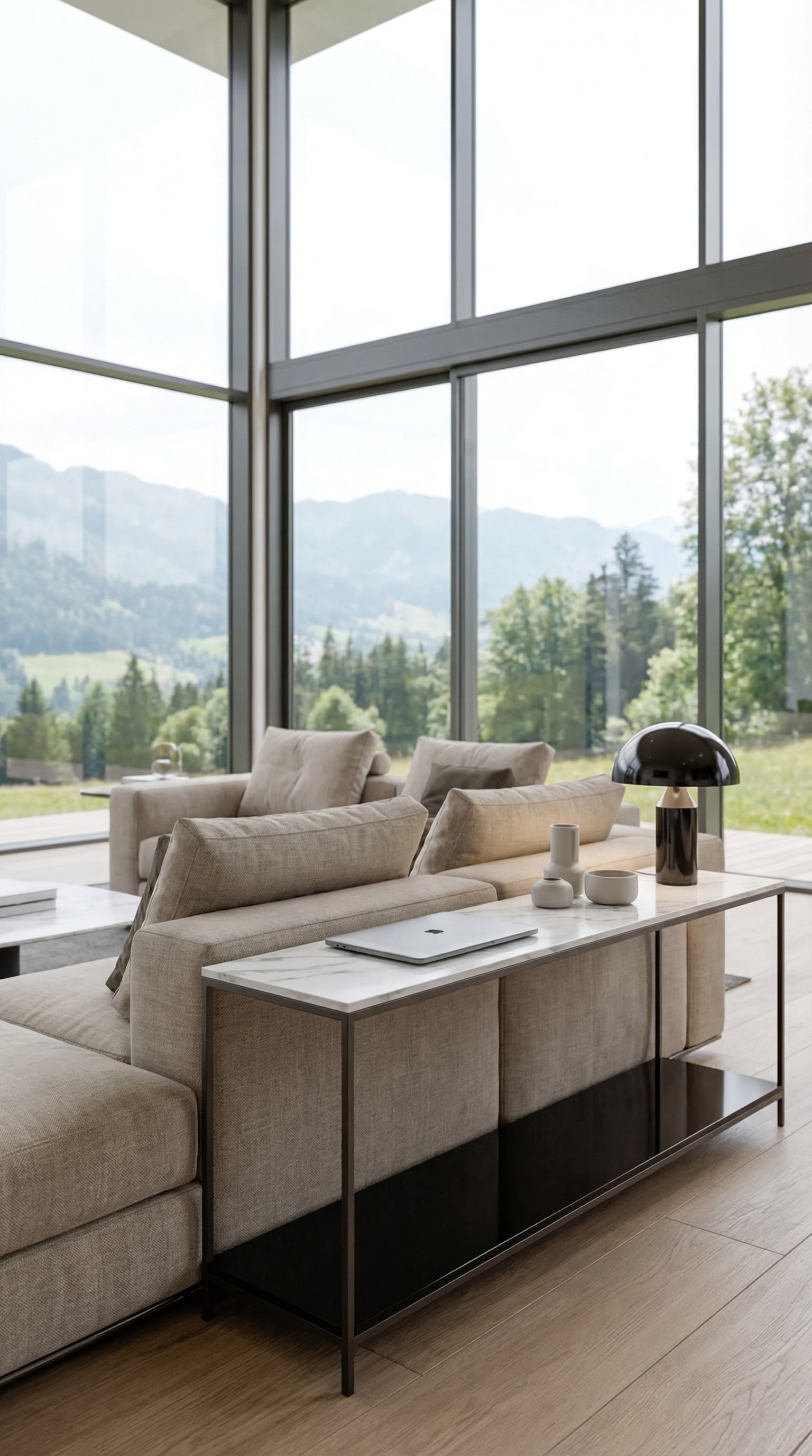 La consolle piatta Marelli Frame posizionata dietro un divano di design freestanding in una zona giorno luminosa. La consolle piatta Marelli Frame posizionata dietro un divano di design freestanding in una zona giorno luminosa.