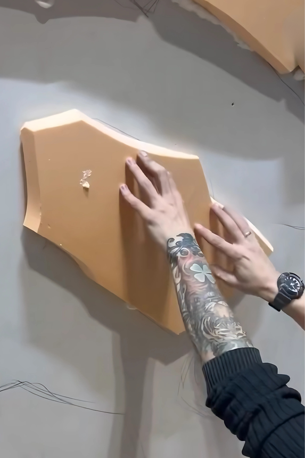 incollare-i-pezzi-di-styrodur-preparati-alla-parete-del-soggiorno