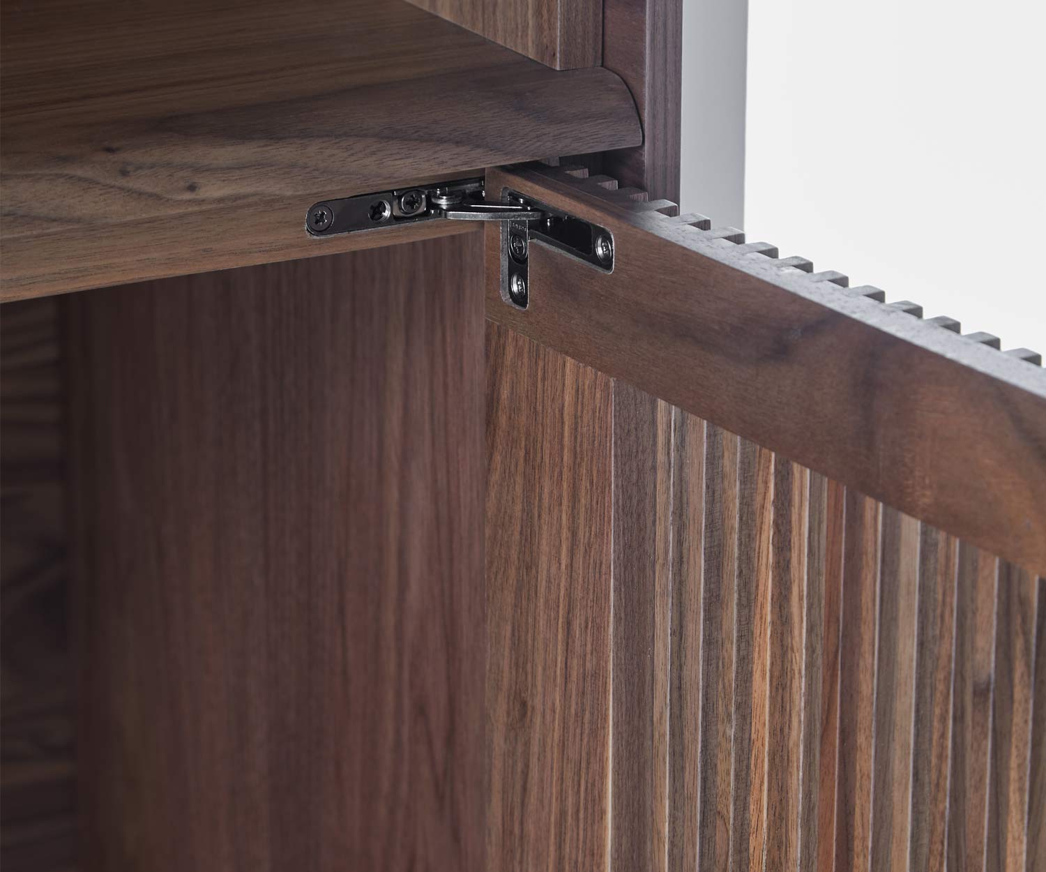 Credenza di design Punt Malmö Particolare della ferramenta con l'anta a doghe aperta Credenza di design Punt Malmö Particolare della ferramenta con l'anta a doghe aperta