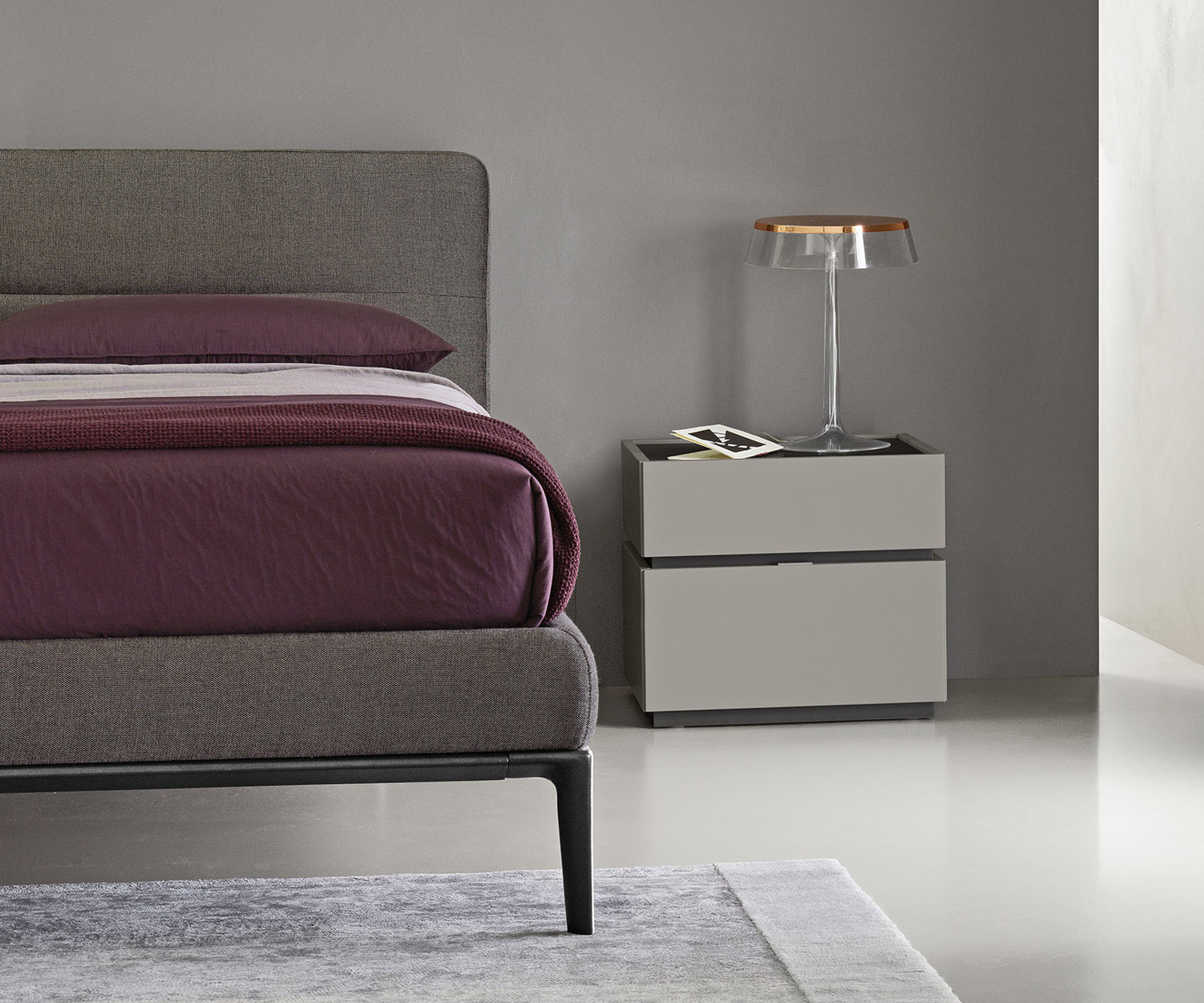 Comodo letto Dorian di Livitalia Design su gambe strette Comodo letto Dorian di Livitalia Design su gambe strette