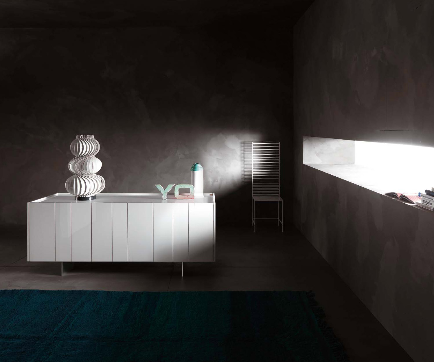 Esclusivo Novamobili Design Credenza Stripe 3 Bianco con strisce verticali in metallo Esclusivo Novamobili Design Credenza Stripe 3 Bianco con strisce verticali in metallo