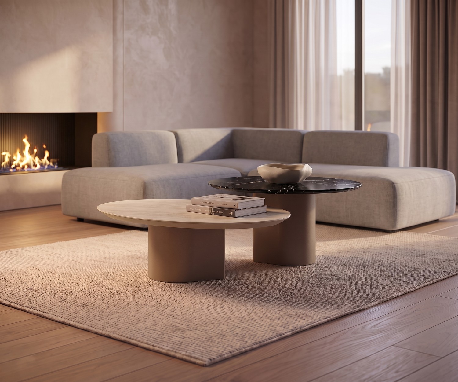 Tavolino al2 dakry 006 in salotto. Set di tavolini di design organico in legno e marmo nero davanti a un divano grigio.