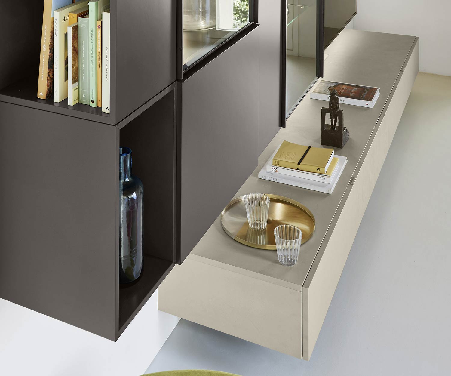 Livitalia Parete attrezzata di design C39 galleggiante con dettaglio nei pensili in vetro Livitalia Parete attrezzata di design C39 galleggiante con dettaglio nei pensili in vetro